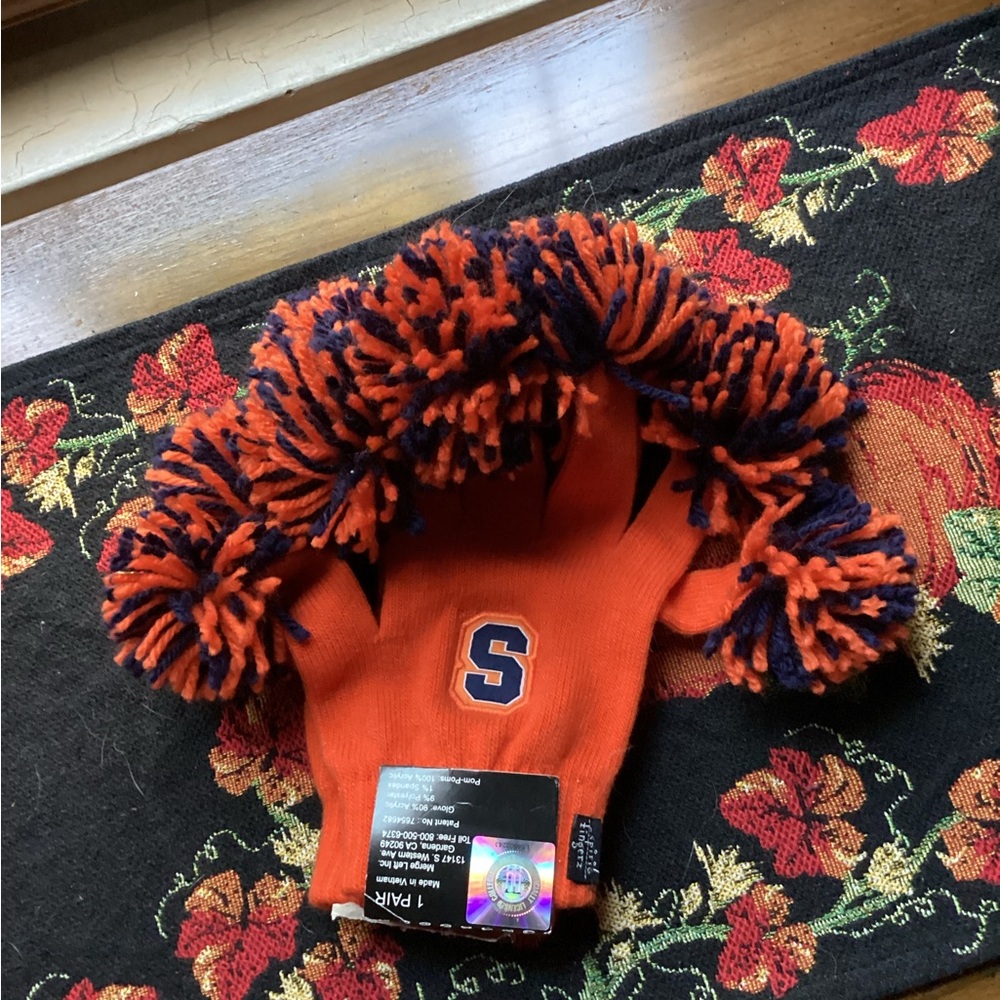 Pom Pom spirit gloves - SU - Picture 2 of 3
